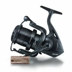 Sonik Sports Sonik VaderX 8000RS Spod Reel Incl. Braid -Werpmolens Winkel vader x rs 8000 angle 3 scaled 1